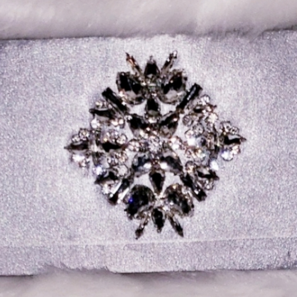 INC. INTERNATIONAL CONCEPTS Chain Clutch - Picture 6 of 7